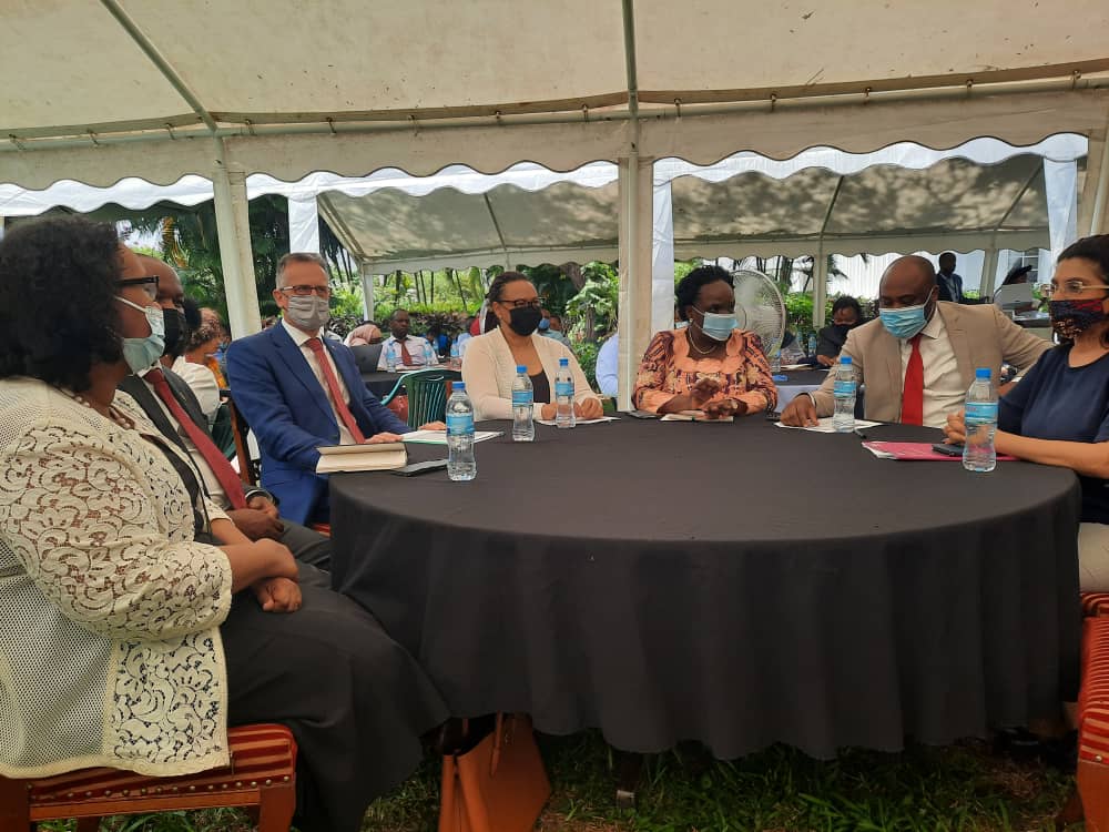 scitanzania's tweet photo. "Kwetu wasichana, ongezeka la matumizi ya nyezo za kidigitali ni fursa na vilevile changamoto. Hasa kwa kuzingatia tofauti iliyopo kati ya wenye uwezo wa kufikiwa na kutumia mifumo ya kidigitali na wale tusio na uwezo huo, hasa katika ujifunzaji" - Seraphina (13)
#IDGC2021 https://t.co/ypeps2kFMw