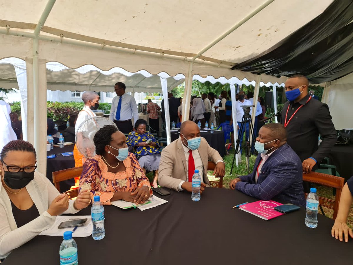 scitanzania's tweet photo. "Kwetu wasichana, ongezeka la matumizi ya nyezo za kidigitali ni fursa na vilevile changamoto. Hasa kwa kuzingatia tofauti iliyopo kati ya wenye uwezo wa kufikiwa na kutumia mifumo ya kidigitali na wale tusio na uwezo huo, hasa katika ujifunzaji" - Seraphina (13)
#IDGC2021 https://t.co/ypeps2kFMw