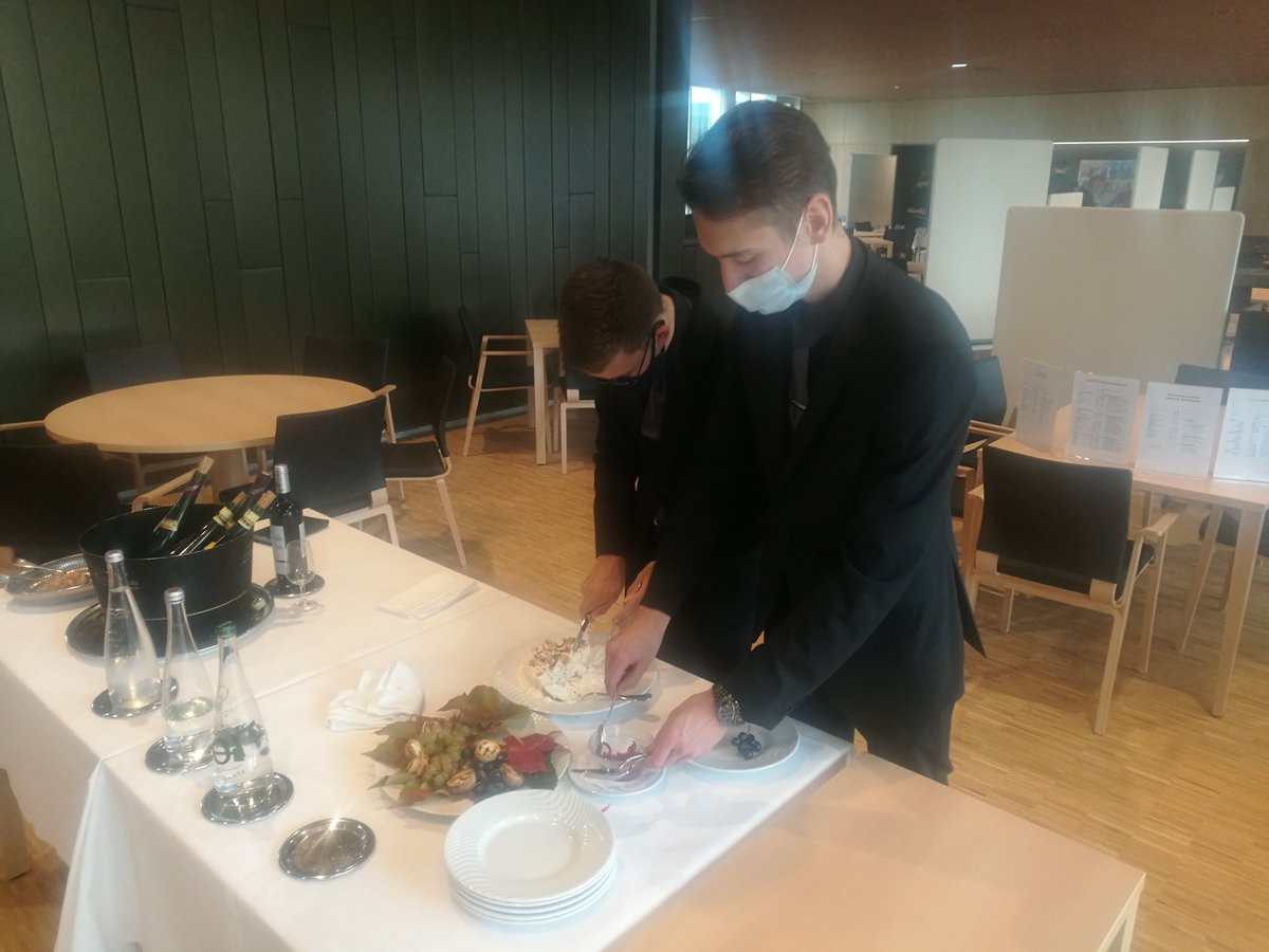 LyceeADumas's tweet photo. Une belle journée avec l'@ofaj_dfjw qui est venu réaliser une vidéo de promotion de notre section #Azubibacpro. Des étudiants de 1MHR et 2MHR, tous anciens azubis, ont pu démontrer leur savoir-faire en allemand, au service et en cuisine. https://t.co/Gq4ZZUsSdl