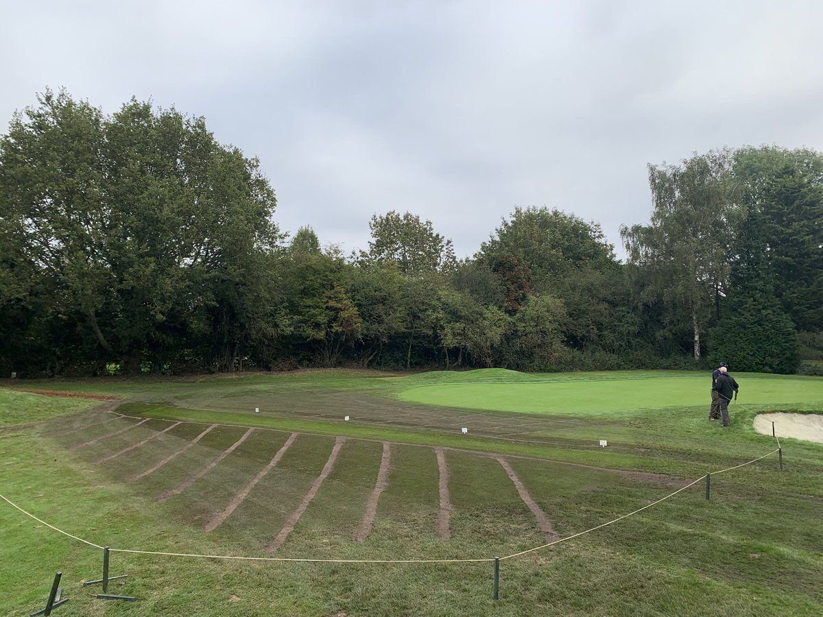 All drainage work across the approach is now complete with 1.5m spacings to hopefully prevent the 4th sitting so wet in the winter. Next step is to cover over the trench to the soak away and dig the soak away. The dip between where the service pipe sits will be levelled next week