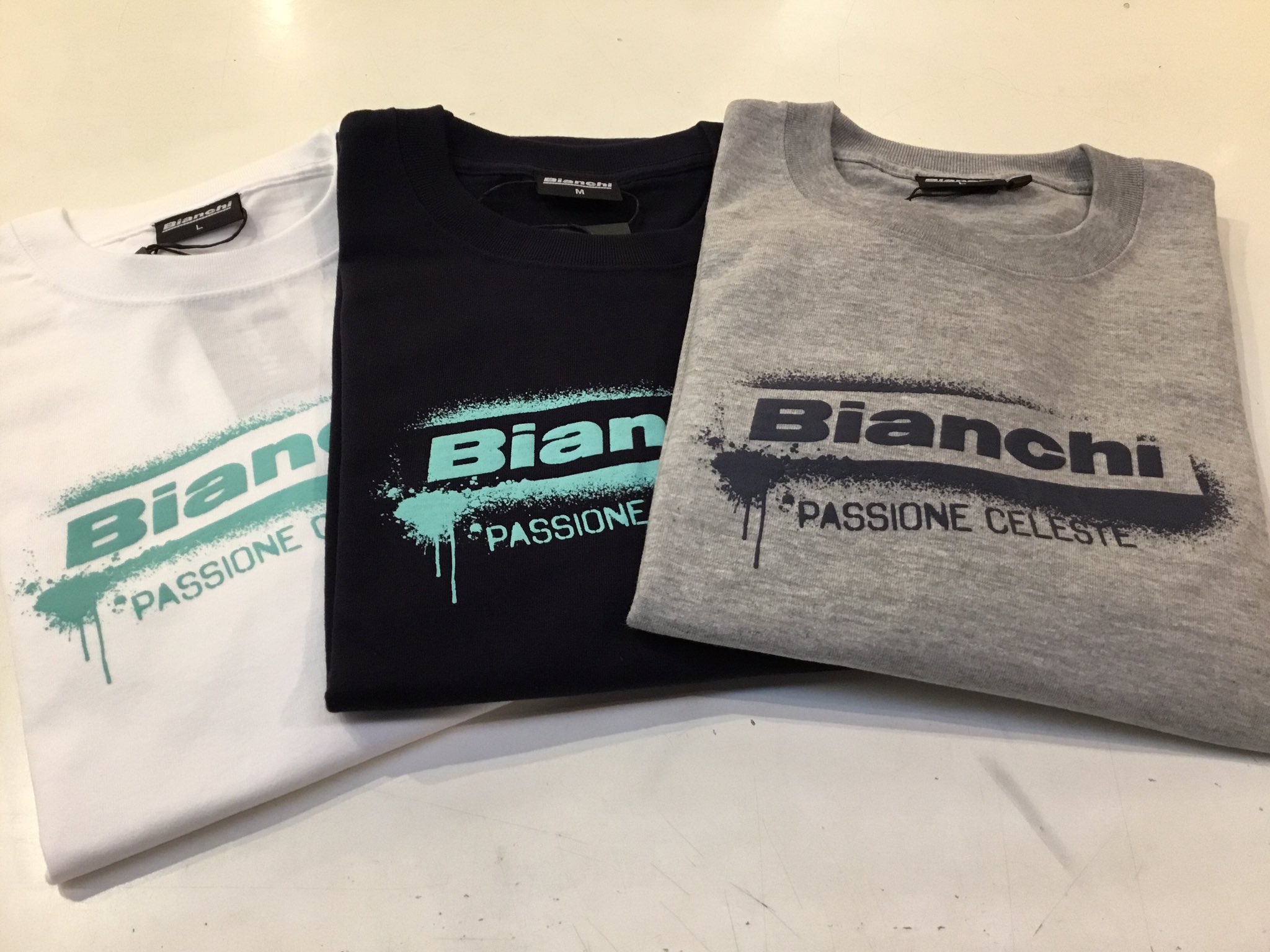 Bianchi Bike Store Marunouchi 丸の内 新作の長袖tシャツ入荷しました ビアンキ長袖tシャツ Color ホワイト ネイビー グレー Price 5 7 胸元にbianchi ロゴとpassione Celeste とってもシンプルで使いやすい１枚となってます ビアンキ