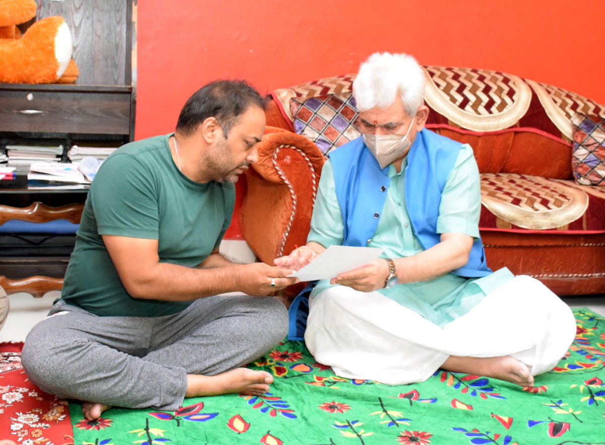 NP_Hindi's tweet photo. #JUSTIN : जम्मू कश्मीर के उपराज्यपाल मनोज सिन्हा ने आज जम्मू के पटोली मंगोत्रियन में आतंकियों द्वारा मारे गए शिक्षक दीपक चंद के परिवार से मुलाकात की। उन्होंने कहा कि परिवार को केंद्र शासित प्रदेश सरकार की ओर से हरसंभव मदद का आश्वासन दिया।
#DeepakChand https://t.co/zyKzMVVJ92