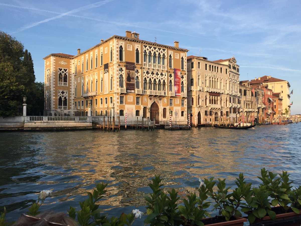Good morning, for another few days you will see beautiful photos of #Venice - they make me feel like I am back there, enjoying a drink while watching the boats crossing the Grand Canal!

#zaboubijou #jewellerydesigner #italy #visitvenice