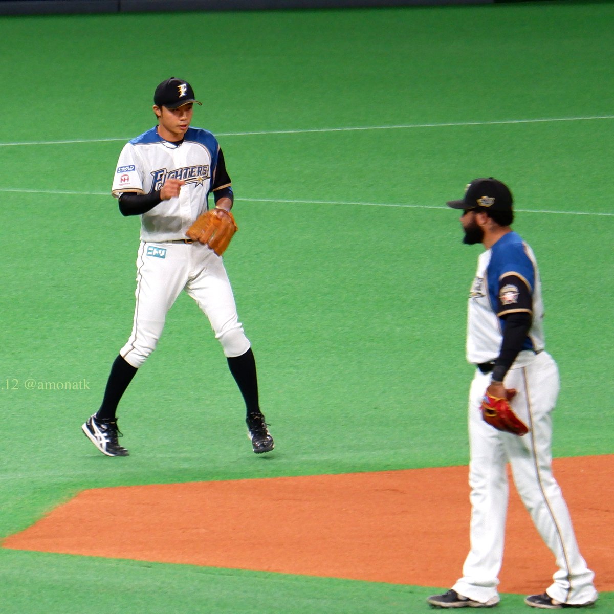 amonatk's tweet photo. 2021.10.12 自称英語無理な卓さん最近はロニーと二遊間組むこと多い。昨日はこうコミュニケーション図ってました。身振り手振りってかもう踊ってます。サンバならホームゲッツー狙うルンバなは二遊間広くチャチャチャは狭く…かどうか知らんけど卓也の努力は涙ぐましいw #中島卓也 #RonnyRodriguez https://t.co/mWRZJSGwzw