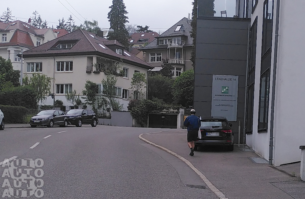 Super geschickt, dieser Privatparkplatz auf dem Gehweg in der Lenzhalde. Da parkt jeden Tag ein Auto drauf und das Ordnungsamt duldet es auch jeden Tag. Man sieht ja, die Fußgänger:innen kommen ja noch vorbei!
#StuttgartParktFair #RunterVomGehweg