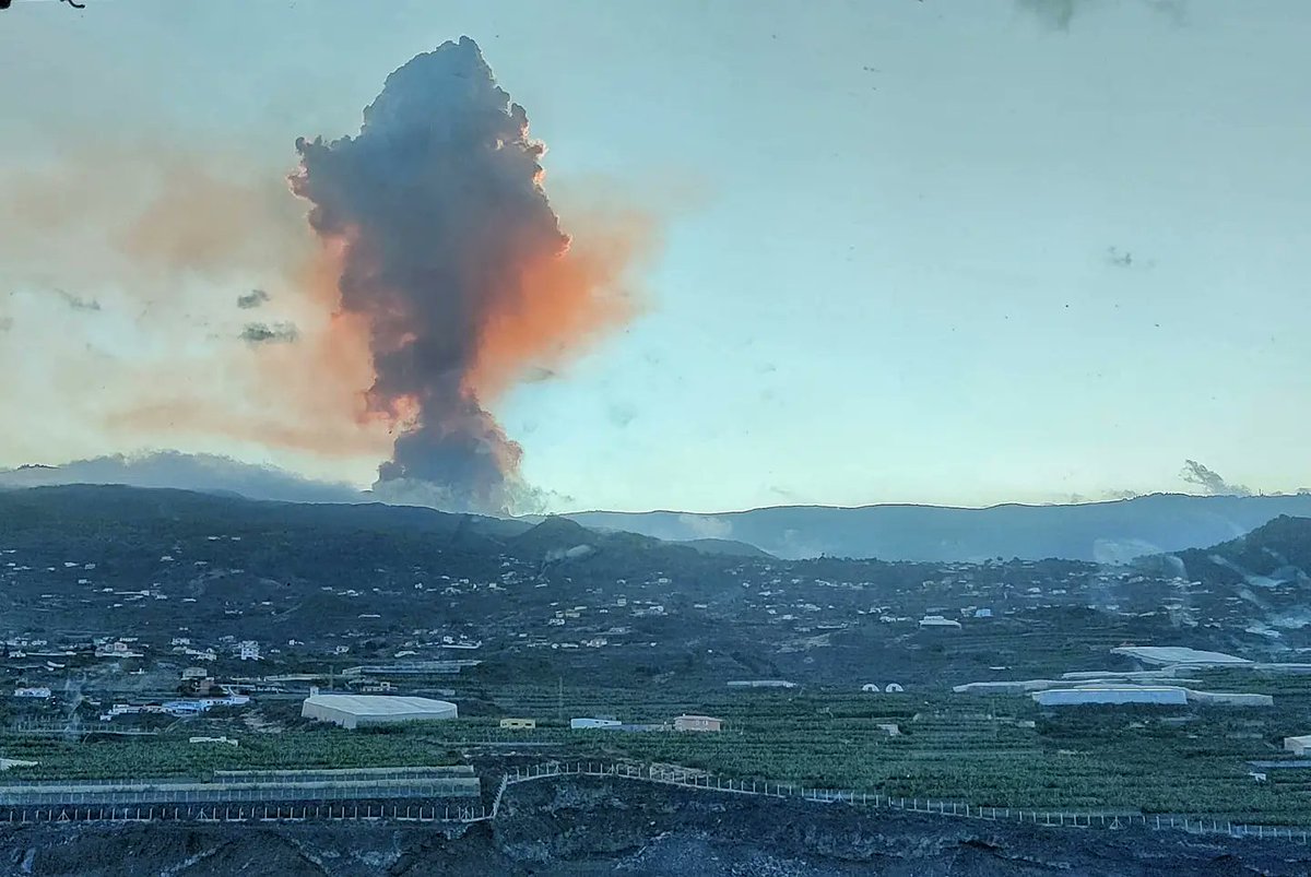 controladores's tweet photo. Imágenes desde la torre de control del aeropuerto de #LaPalma estos días. Un abrazo a los vecinos de La Palma y en especial a los compañeros de la torre ayudando en lo posible a la operativa del aeropuerto, tanto vuelos comerciales como servicios de emergencias. #Trabajoenequipo https://t.co/X0jlvt2jai