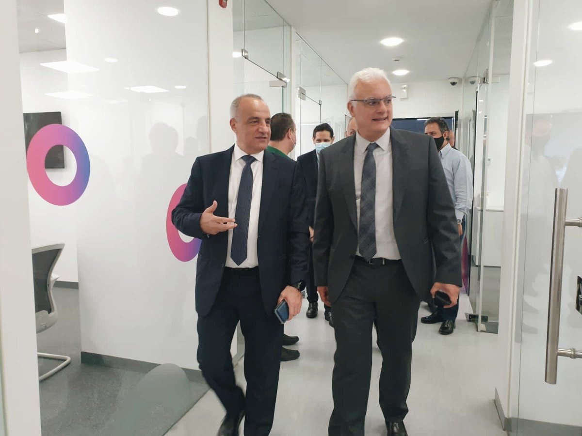 اجتمع وزير الاتصالات المهندس جوني القرم <a href="/JohnnyCorm/">Johnny Corm جوني القرم</a> بالرئيس المدير العام عماد كريدية <a href="/ikreidieh/">Imad Kreidieh</a>
  وجال على كافة الأقسام في المركز الرئيسي للهيئة في بئر حسن.
<a href="/MOT_LB/">MOT</a>