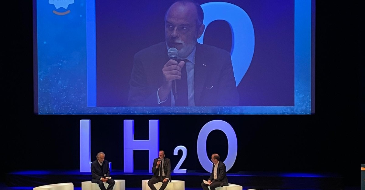 sciencespo's tweet photo. Plusieurs étudiants de notre campus du Havre ont eu la possibilité de participer à plusieurs tables-rondes du #LHForum, un événement annuel créé par @EPhilippe_LH et @jattali pour sensibiliser à l’économie positive. https://t.co/2NH4bgV7B9