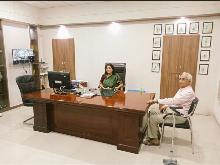 jayotibanerjee's tweet photo. "Dad taking review of work"
What a feeling when your favourite person and greatest supporter comes visiting you at your office!
The adjacent snap is when #FatherDaughterTeam started..
#HappyMahaAshthami 🙏
#FathersAndDaughters https://t.co/NxofBThwnE
