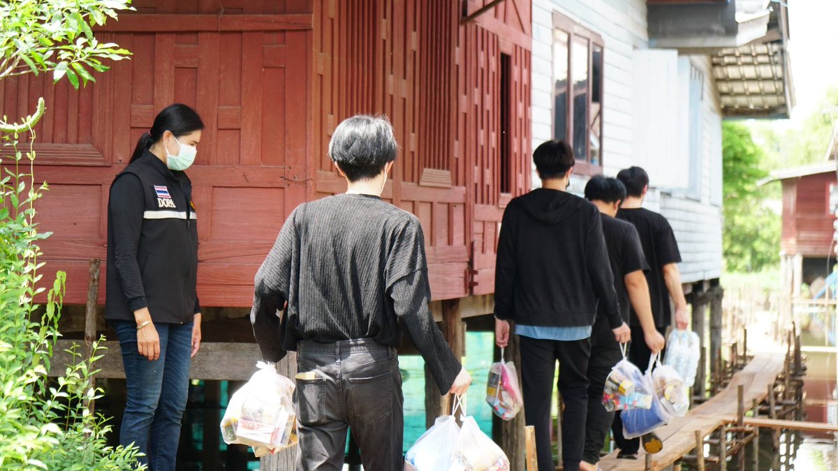 " เก้า-นพเก้า" และ STMD THAILAND ร่วมกับแฟนคลับ ส่งต่อความห่วงใยสู้ภัยน้ำท่วม ซึ่งทางหนุ่มเก้า และน้องๆร่วมสังกัด เดินทางลงพื้นที่ไปแจกสิ่งของ เป็นกำลังใจให้กับผู้ประสบภัยในครั้งนี้อีกด้วย

✏️bit.ly/2YGqTB5

#STMDส่งต่อความห่วงใยสู้ภัยน้ำท่วม
#number_9th
#STMDThailand