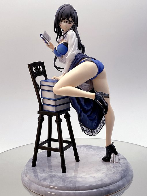 【フィギュア紹介】文学少女
長丈のスカートを腰まで持ち上げ普段は
露出させないおみ足を大胆に見せつけてくる
清楚系ビッチフィギュアです(*'ω`*) 