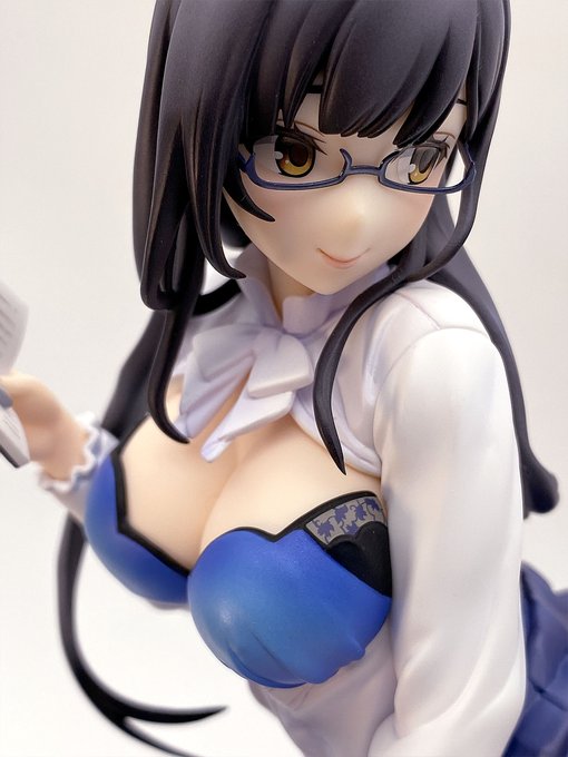 知的さの内側に妖艶さを隠し持つお顔立ちが
堪りません。少女とのことですが
大学生くらいの年齢設定に見えますね。
細かく調べてないので妄想です。 