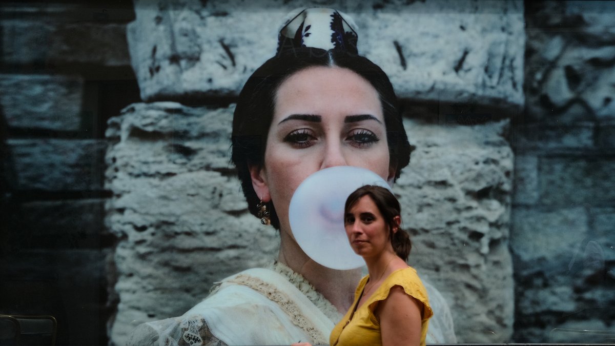 Miss Bubble
#Arles (FR) 2021
#streetphotography #streetphoto #streetphotographers  #urbanphotography #fujifilm_xseries #Urban_Addicts <a href="/StreetEvolution/">Street Evolution</a> <a href="/TheUrbanPG/">Urban Playground</a> <a href="/urbangorillas/">ᑌꋪʙᗩɴ 𝔾𝗢𝗥𝗜꒒꒒𝗔ᔕ👑</a> <a href="/street_classics/">Street Classics</a> <a href="/PeraPhoto/">Pera Photo Gallery®</a> <a href="/EnArteGaleria/">ENcontrArte Gallery 📸📽📚</a> <a href="/StreetPhotoInt/">Street Photo Int.</a> <a href="/fujifilmfrance/">FUJIFILM France</a> <a href="/Fisheyelemag/">Fisheye Magazine</a> <a href="/nfturban/">nfturban | Simona</a>