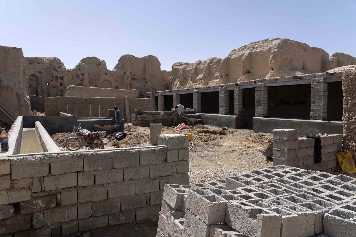 12 Oct. Lashkari Bazar, Helmand: Following AKCSA’s post on illegal construction, local authorities have visited the area and held meetings with representatives of the community currently occupying the early 11th-century archaeological site...bit.ly/3DBDjJD
#Afghanistan