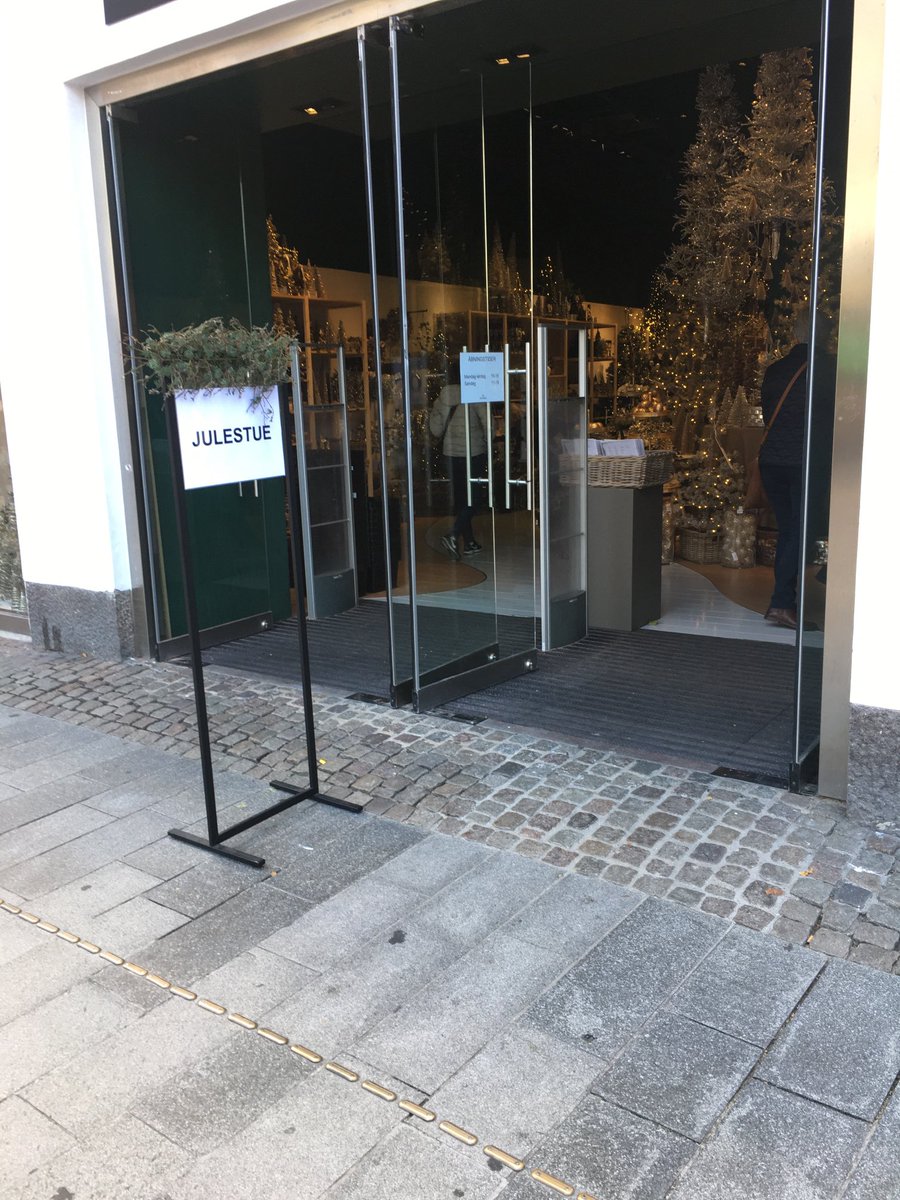 Den smukke efterårssol forgylder byen, så skulle vi ikke lige vente med det her ? Halloween har ikke engang nået sin marchhøjde #ilovecph