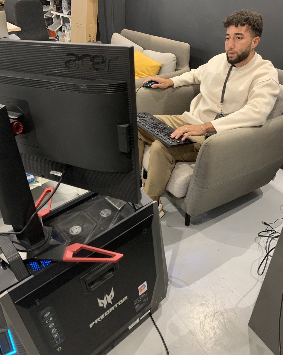 khv_nicolas's tweet photo. Les techniciens de Snapchat actuellement : https://t.co/vUZIXixCL9