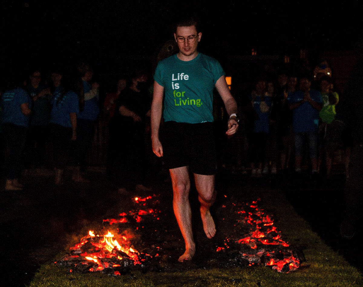 No signs of cold feet here! Well done the 8 brave volunteers who took part in the Firewalk in aid of Thistle @thistlecharity Full story in today's Evening News <a href="/edinburghpaper/">Edinburgh Evening News</a> #edinburgh