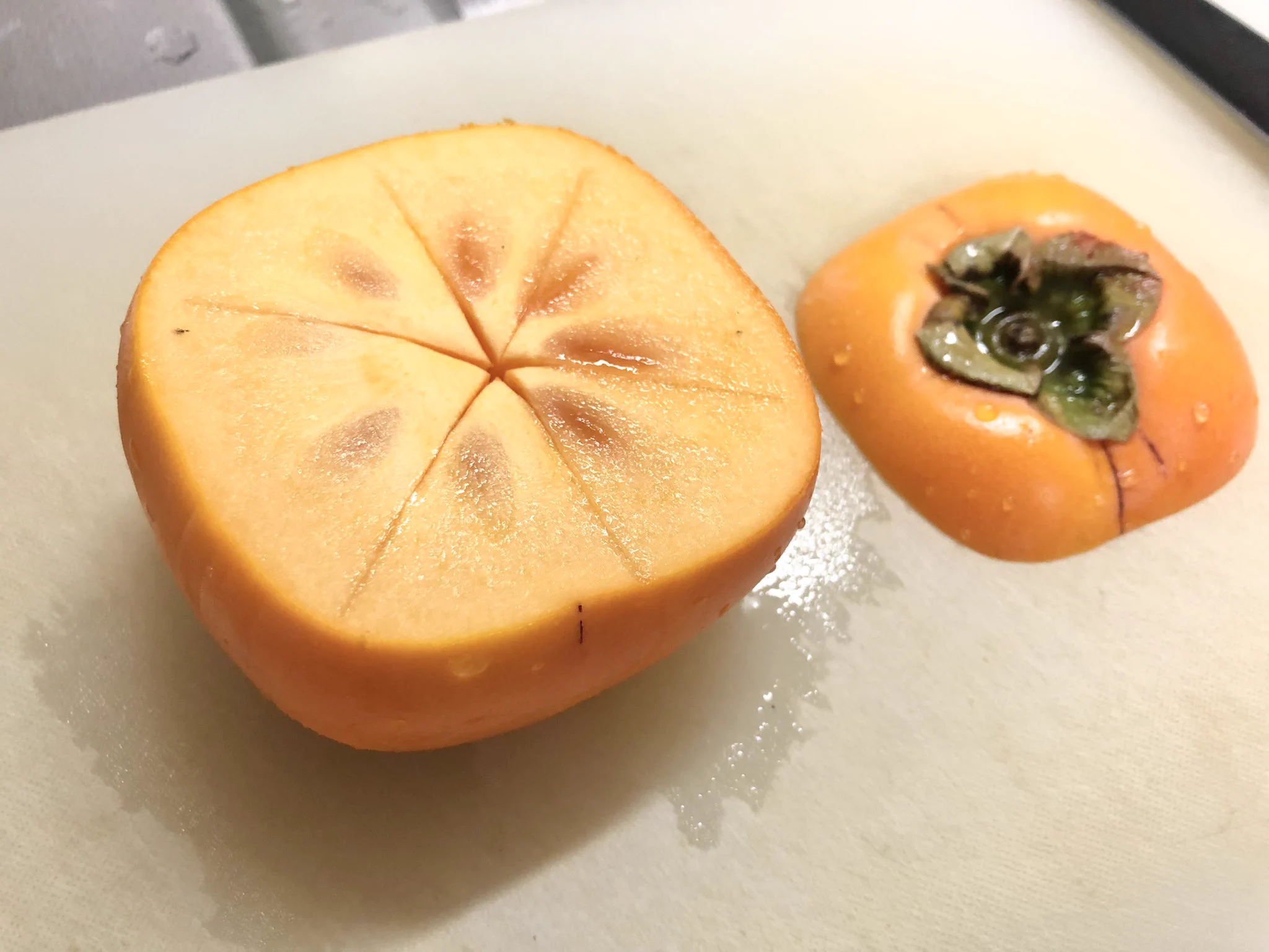柿はこうして食べるのもおすすめ？！とっても美味しそうな「柿の食べ方」を紹介したツイートが話題に！