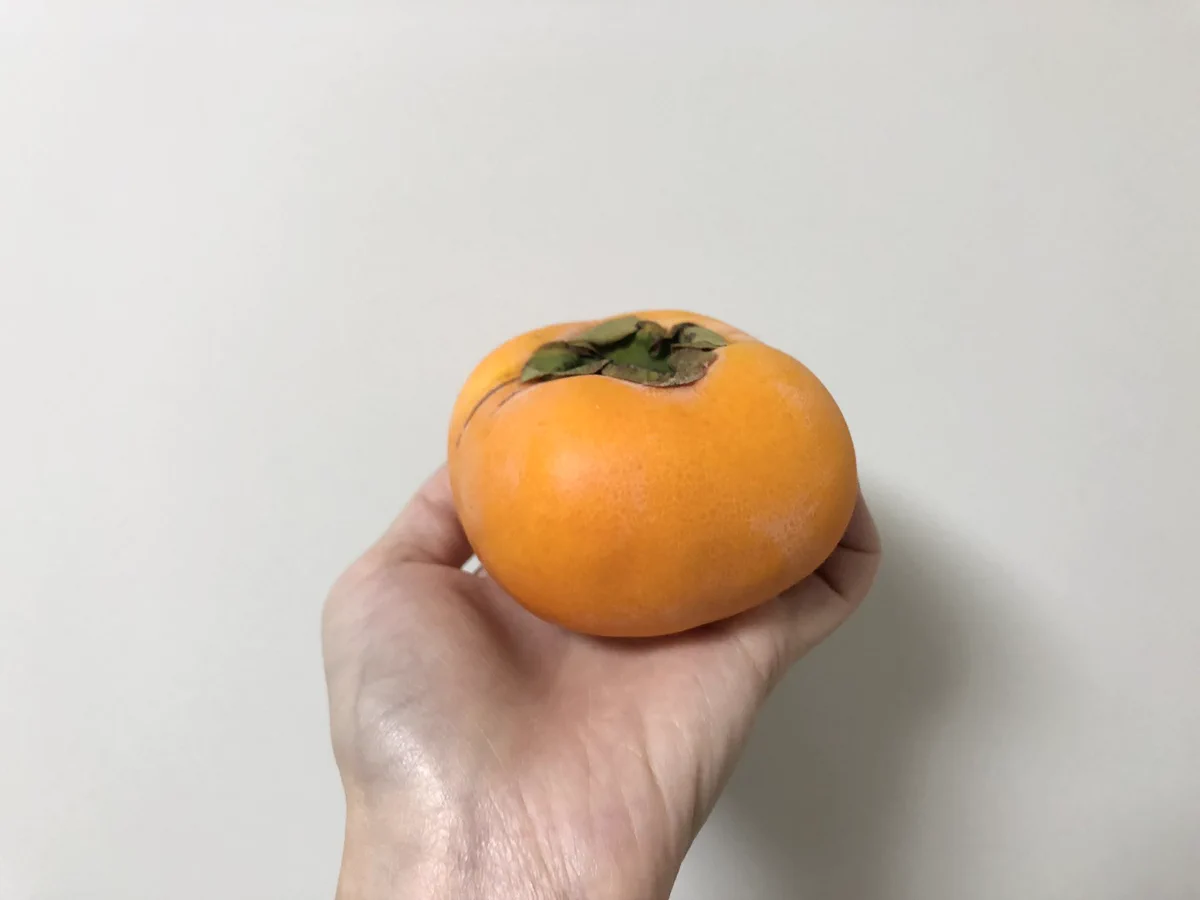柿はこうして食べるのもおすすめ？！とっても美味しそうな「柿の食べ方」を紹介したツイートが話題に！