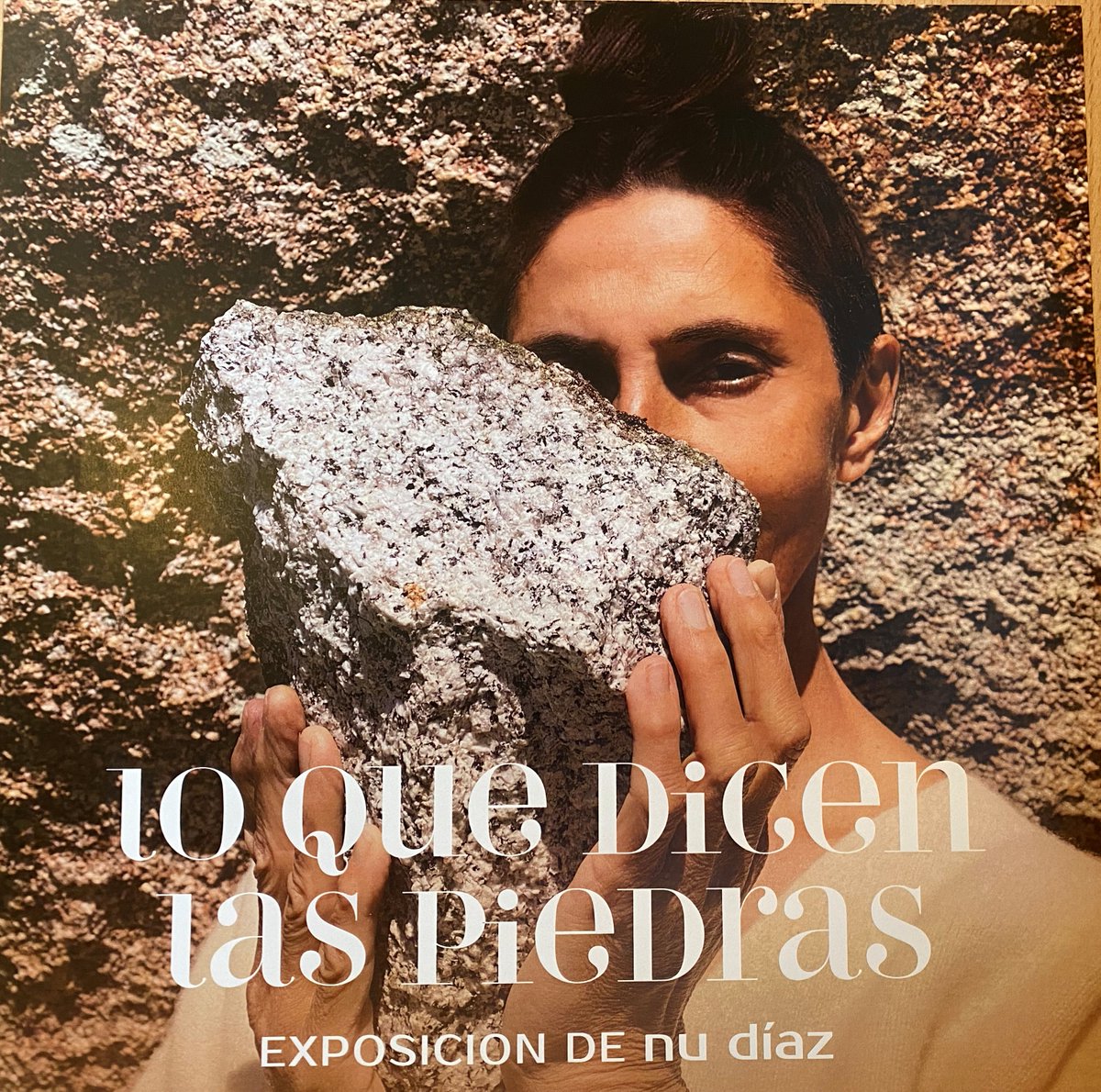 casademoneda's tweet photo. ¡Estamos de enhorabuena! Con motivo de la prolongación de la exposición "Lo que dicen las piedras", la autora Nu Díaz, regresa para realizar visitas guiadas gratuitas toda esta semana, del 13 al 17 de octubre. Apúntate ya en el teléfono 921 47 51 09. https://t.co/MrWwIpFNam https://t.co/vRK1KxlMKh