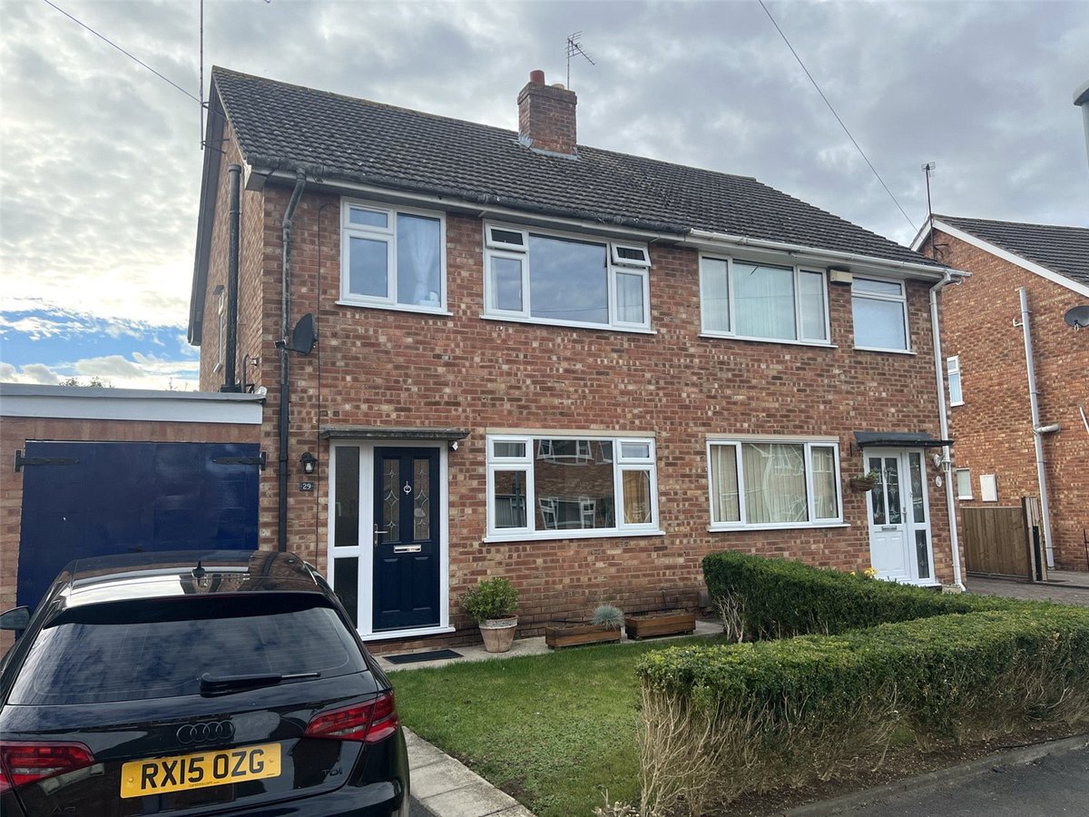 CJHoleHucc's tweet photo. This beautifully presented three bedroom, semi-detached home is situated in a cul-de-sac in the centre of Hucclecote. An offer has been accepted following the first set of viewings. If you’re looking to sell, now is a great time, call us on 01452 619777
#CJHole #Property #SoldSTC https://t.co/z2d3uh53tE