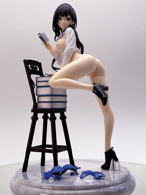 眼鏡とスカートもキャストオフ出来ますが
コンセプトとは少しズレてしまいそうですね。
しかし選択が出来るのは有り難く
腰を捻った時に出来る余ったお肉とか
おへそもガッツリと拝めて
これはこれで充分にありです! 