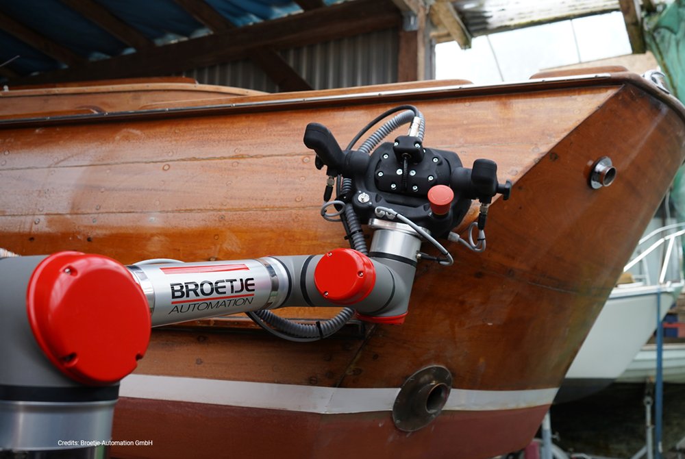 UR_Turkiye's tweet photo. #UniversalRobots kolaboratif robotlarımız şimdi de tersanede🚤
Uçak yapımı için tasarlanmış #zımparalama #cobot sizce tersanede de başarılı olabilir mi?
#denizcilik sektörüne yeni bir soluk getiren #BoatBOT hız ve kalite sunar👉https://t.co/aZwyaFSpkm
#BroetjeAutomation #Mirka https://t.co/Deb31NDSsh