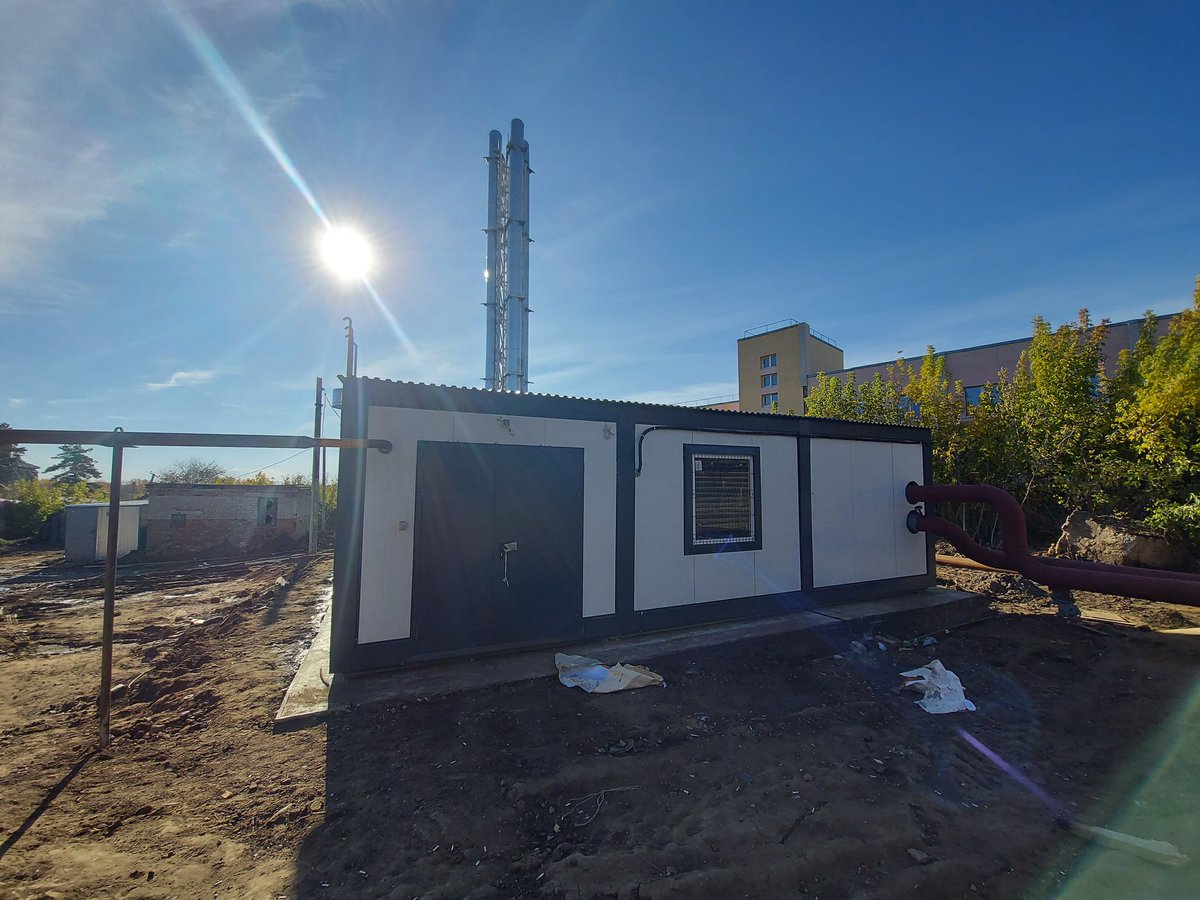 Автоматическая котельная, которая дает тепло в жилые дома и больницу.  Проверили показатели t на подаче и обратке в больнице. Соответствует нормативам с учетом t на улице. В больнице и отапливаемых домах реально тепло! Всего в Богатом построили 4 новых котельных и 5 в иных селах.