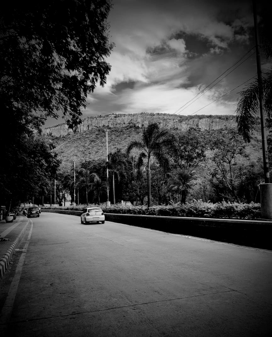 viishal_chauhan's tweet photo. @realmeIndia I loved photography. Here is one of my fav street shots.
1st one was taken when I was waiting for my bus along roadside. And suddenly the weather changed.❤️
And the 2nd one is from the market during lockdown.
#shotonrealme #GoToExplore
#RealmeGT #StreetPhotography
@realmeIndia https://t.co/eFSVdgxEgS