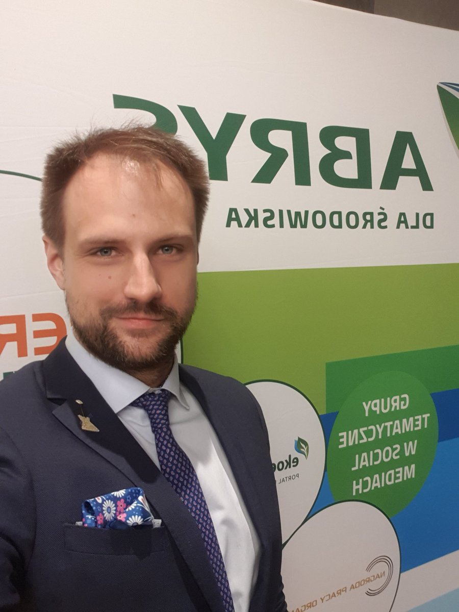 PawlowskiJakub's tweet photo. Na #Envicon razem z @PortalKomunalny w samym sercu branzy. Gratuluję organizatorom kongresu i dziękuję za zaproszenie do panelu dyskusyjnego podczas I sesji otwierającej, poświęconej przyszłości gospodarki odpadami w świetle polityki UE. Oby więcej! #odpady #recykling #goz https://t.co/J3b6SEcCvm