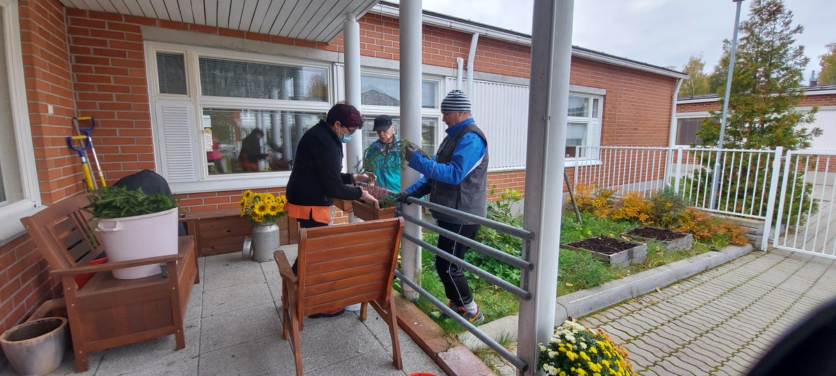 JyllinK's tweet photo. Ainolan sadonkorjuupÀivÀ keskiviikkona 29.9.21. Sato on tÀltÀ kaudelta korjattu, sisÀpiha siistitty kauniiksi talvea odottamaan ja ensi vuoden puutarhaprojektia jo innokkaasti suunniteltu.
https://t.co/IVkwg8ra8o
#jyllinkodit #hyvÀelÀmÀ #sydÀnsykkivanhustyölle #ainola #ikaalinen https://t.co/ZjLM3j2h1E