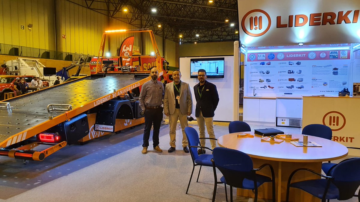 liderkit's tweet photo. 👏🚚 ¡Ya ha arrancado la primera jornada en @FirecaFibes! #Liderkit está presente en el stand 17 para presentar su innovadora grúa portavehículos.
📷 En la imagen (izq-der), Miguel Sánchez, Fco. Manuel Sampedro y Esteban Soria, del Departamento Comercial. 📋
#FIRECA #Transporte https://t.co/McxEW4aNbp