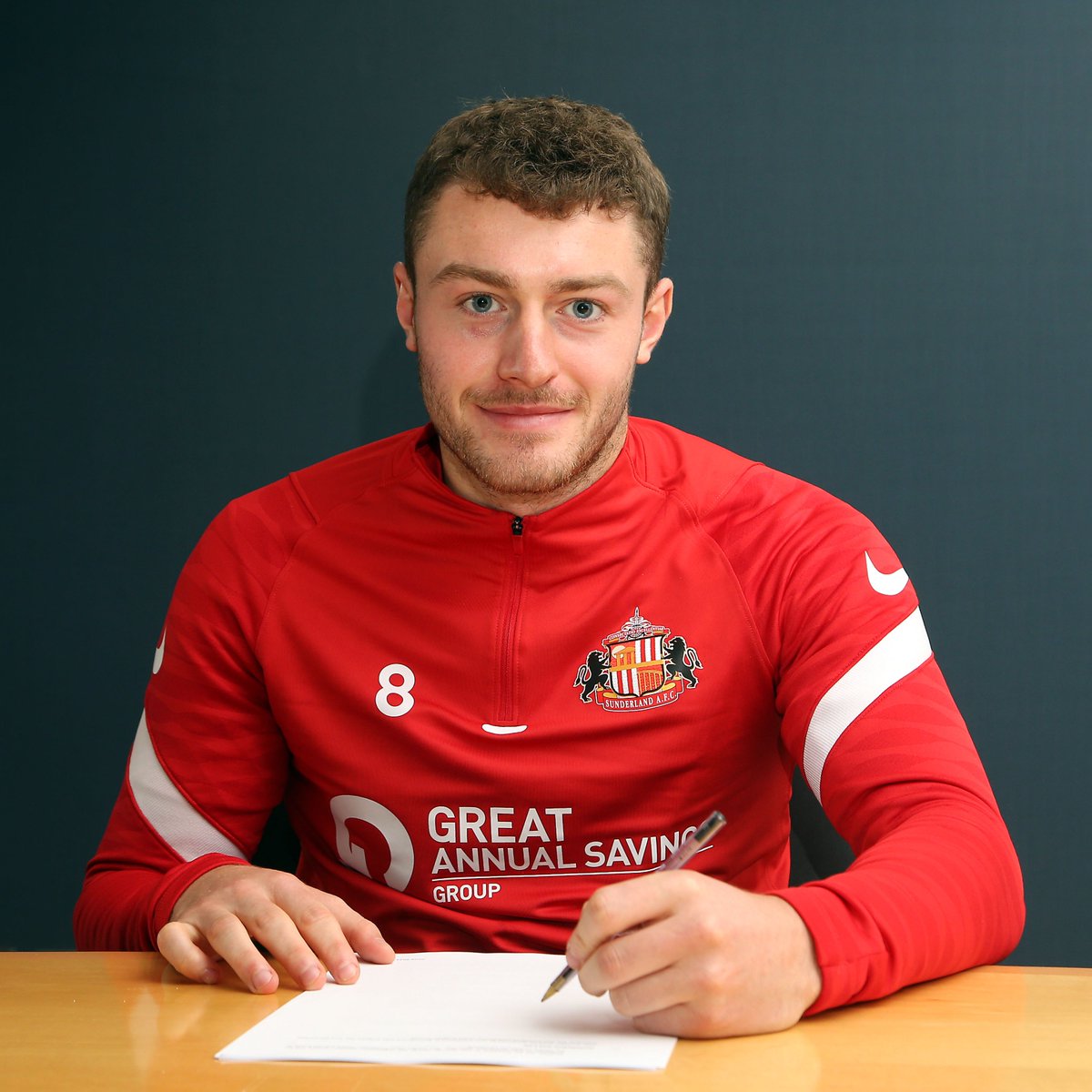 SunderlandAFC's tweet photo. #Embo2025 ✍️ https://t.co/NYRvPl3Wa1