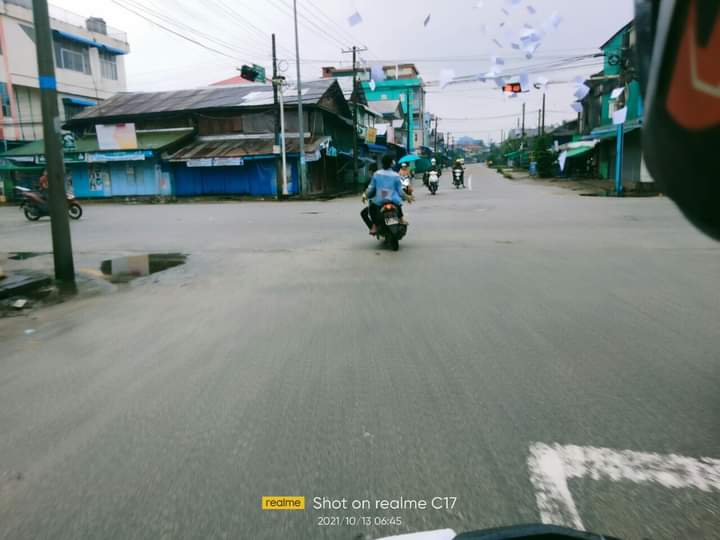 miN13700's tweet photo. Generation-Zs of Myeik township shared anti-military leaflets on the main streets &amp; neighborhood on October 13 to pay respect to Myeik Spring Revolution heroes &amp; to show that they are never cold-blooded.

#StopManmadeDisasterinMyanmar
#Oct13Coup
#WhatsHappeningInMyanmar https://t.co/GzeYKIvVhY