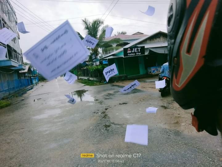 miN13700's tweet photo. Generation-Zs of Myeik township shared anti-military leaflets on the main streets &amp; neighborhood on October 13 to pay respect to Myeik Spring Revolution heroes &amp; to show that they are never cold-blooded.

#StopManmadeDisasterinMyanmar
#Oct13Coup
#WhatsHappeningInMyanmar https://t.co/GzeYKIvVhY