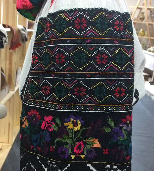 nat_clothing's tweet photo. Rich and beautiful #embroiderypattern on the sleeve of #Ukrainian women’s #embroideredshirt, western #Ukraine, early 20th century. Floral #needlework design is combined with geometric

#embroidery #embroiderydesign #needleworkpattern #crossstitch #Ukrainianembroidery https://t.co/Yyz1cybgeP