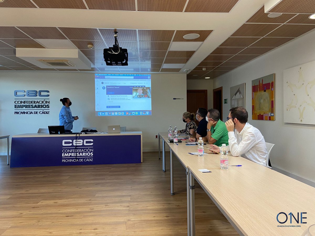 oneclubnegocios's tweet image. En @ONetworking nos retroalimentamos de nuestros compañeros para seguir creciendo profesionalmente. Jesús Franco de @ColoramaTuMarca impartió una formación sobre el manejo de Microsoft Teams, centro de trabajo online implantado en las reuniones presenciales/remotas.