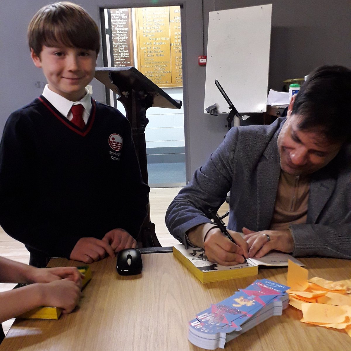 sthughslincs's tweet photo. We thoroughly enjoyed a visit from best-selling children’s author, Sam Copeland.
Thanks @stubbleagent for visiting @sthughslincs
#samcopeland #charliechangesintoachicken @PenguinUKBooks @iapsuk https://t.co/oni9xUk5kd