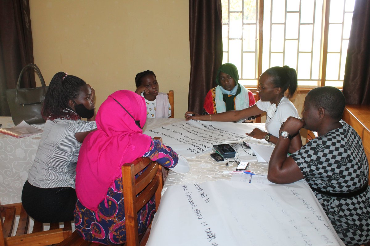 UMWAandMamaFM's tweet photo. Group discussions of the participants identifying the threats and risks of female journalists.
#safetyandsecurityoffemalejournalists
#safemedia https://t.co/tlmUA5e1fi