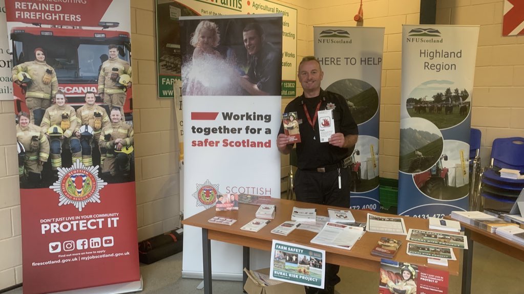 At @Dingwall_Mart today working in partnership with @NFUStweets and @nfum promoting a number off @fire_scot Initiatives, recruitment, rural risks, deliberate fire setting, bonfire safety,Halloween safety, and control burning numbers. let’s all have a #SaferAutumn2021