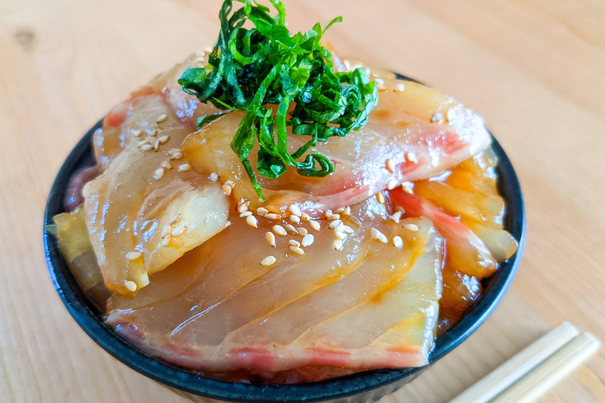 ハマごはん お手軽レシピ とろとろ食感 鯛のひゅうが飯 醤油 みりん ごま油 だしの素を混ぜる みりんのアルコールが気になる方は みりんを600wで30 50秒温めて冷ます 鯛 卵黄 を混ぜて30分漬ける ご飯の上にのせて大葉 白ごまをかけ