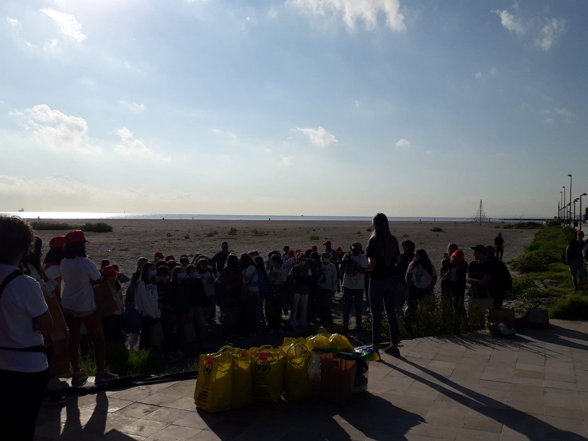 paradores's tweet photo. El Parador de #ElSaler @fraconalv  y @xalocmar 
colaboran con #MaresCirculares de @CocaColaEP_es en la limpieza de la playa "El Pinedo" y  @JosAntonioTrue1, nuestro director de sostenibilidad, transformación digital, marca &amp; real estate también se ha unido. #ParadoresSostenibles https://t.co/raQj31mWfR