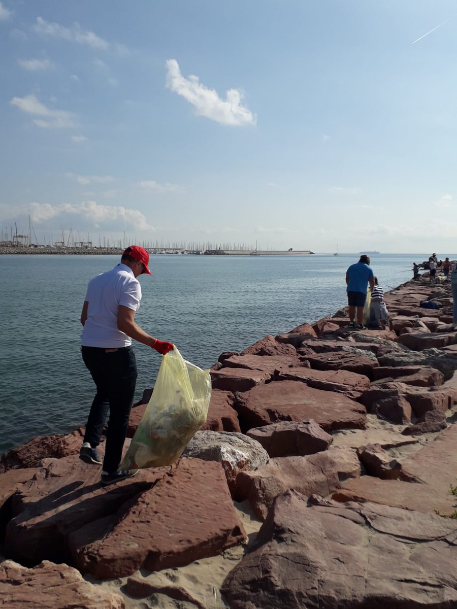 paradores's tweet photo. El Parador de #ElSaler @fraconalv  y @xalocmar 
colaboran con #MaresCirculares de @CocaColaEP_es en la limpieza de la playa "El Pinedo" y  @JosAntonioTrue1, nuestro director de sostenibilidad, transformación digital, marca &amp; real estate también se ha unido. #ParadoresSostenibles https://t.co/raQj31mWfR