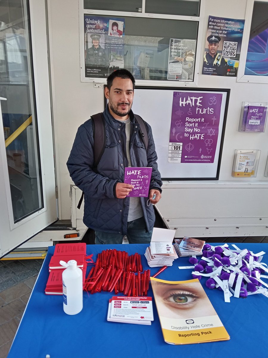 Checking out
#hatehurts stall in Leeds with a service user westyorkshire.police.uk/news-appeals/w…