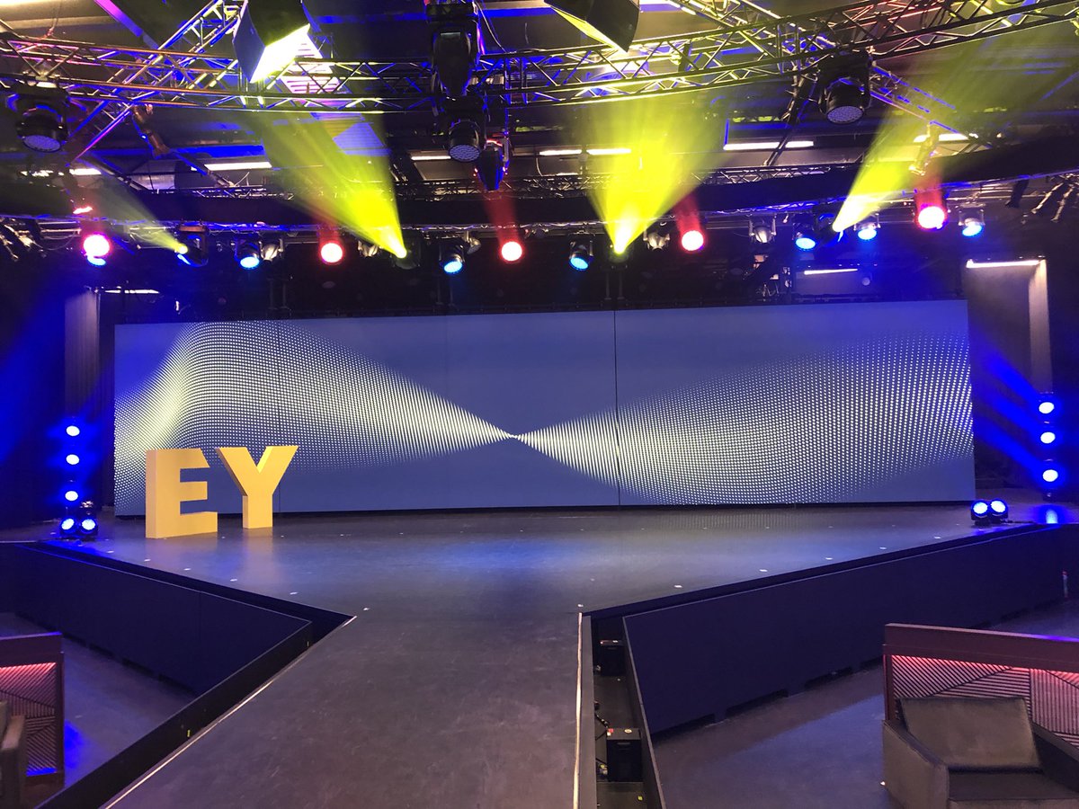heer_erik's tweet photo. Eind-de-lijk mag het weer (2). En hoe!!
Een goed gevulde Studio 21 vanmiddag voor de @EY_Nederland Entrepreneur of the Year verkiezing.
Wij zijn er (bijna) klaar voor! https://t.co/HEpFgUnckK