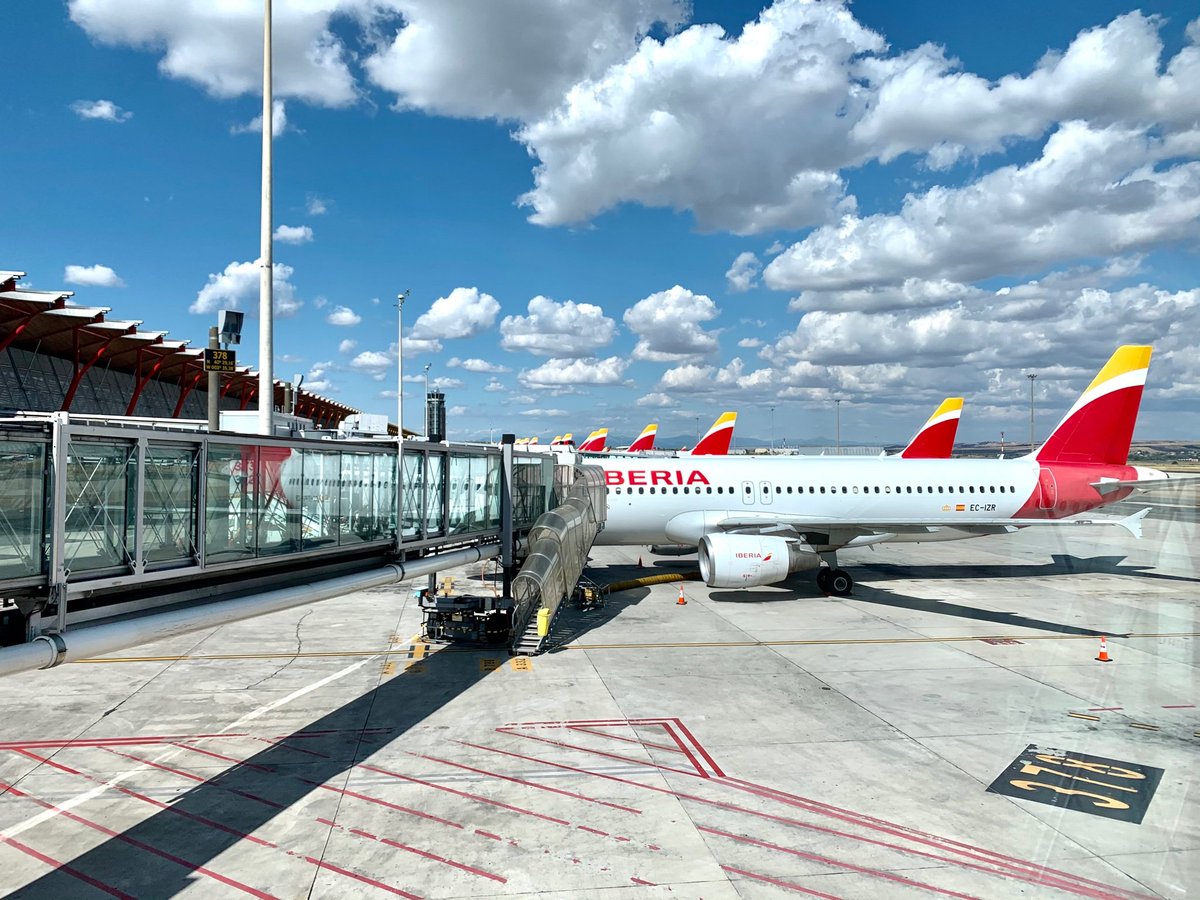 ⚠️⚠️Desde noviembre; #Iberia vuelve a pernoctar en AMS, VIE y LIS; Express en BER y CDG; Air Nostrum en VCE, DUS, MUC, FRA, LYS y MRS. Iberia regresa a Jerez y con alguna frecuencia a Santander, Málaga y Toulouse. Iberia tiene sus 65 aviones en flota en activo.