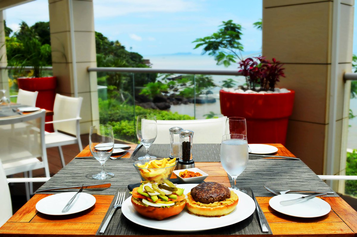 ConakrySheraton's tweet photo. Des burgers aux notes Guinéennes et Ouest Africaines vous attendent au Hot &amp; Blue.

Infos &amp; Réservation 624 93 12 12

#SheratonGrandConakry #Marriott https://t.co/vBg5jZf1q9