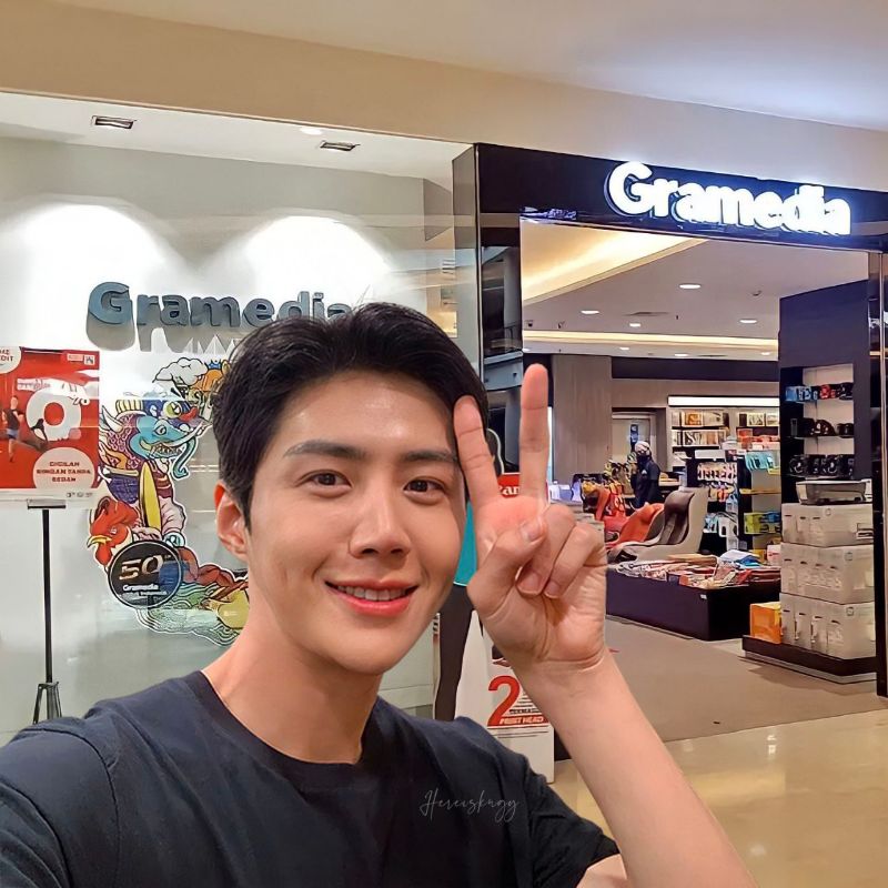 kdrama_menfess's tweet photo. •kdm• gaiss ini beneran hong banjang di gramed? atau editan? 😭😭 https://t.co/pyVrdlDQI4
