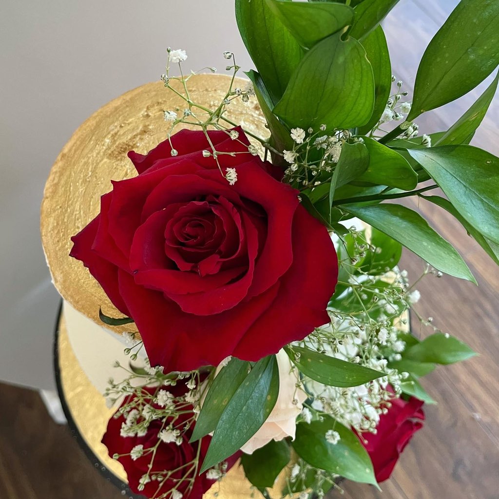 CakeThing's tweet photo. A summer dream🌹

#thecakething #redrose #redandgoldcake #rosecake #flowercake #floralcake

https://t.co/P9Vx7hosTA https://t.co/umB15JgAkG