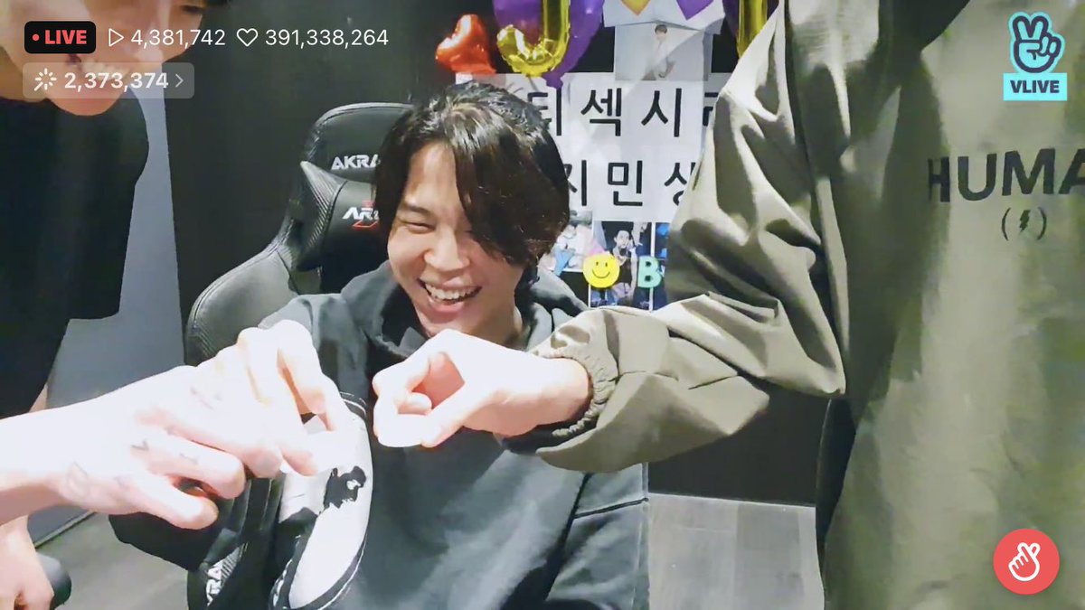 ป๋อมแป๋มจะแหวกว่ายไปกับบังทัน💜ลูกชายชื่อกุกตุ่ย🐰 tweet media